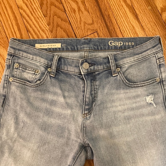 Gap | Girlfriend Jean Distressed Frayed Hem | Size 27 - Picture 4 of 6